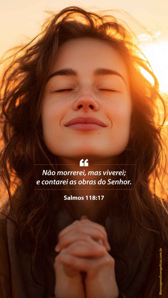 Mensagem de agradecimento a Deus com foto de jovem orando ao pôr do sol e Salmo 118:17