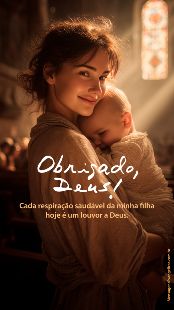 Mãe sorridente com bebê no colo em uma igreja. Atmosfera espiritual, raios de luz entra pelo vitral da igreja e ilumina as duas. Frase de agradecimento completa a mensagem de gratidão a Deus.